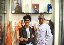 El diseñador Eder Aurre y Mikel, de Óptica Elías, posan con dos de sus modelos de gafas.