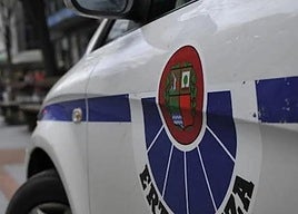 Huye de un control policial en Arrigorriaga y en la persecución casi atropella a un agente y a un viandante