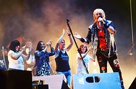 Manuel Martínez en 'Danza al viento', con seis espectadoras invitadas a bailar en escena.