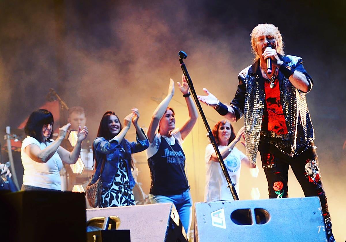 Manuel Martínez en 'Danza al viento', con seis espectadoras invitadas a bailar en escena.