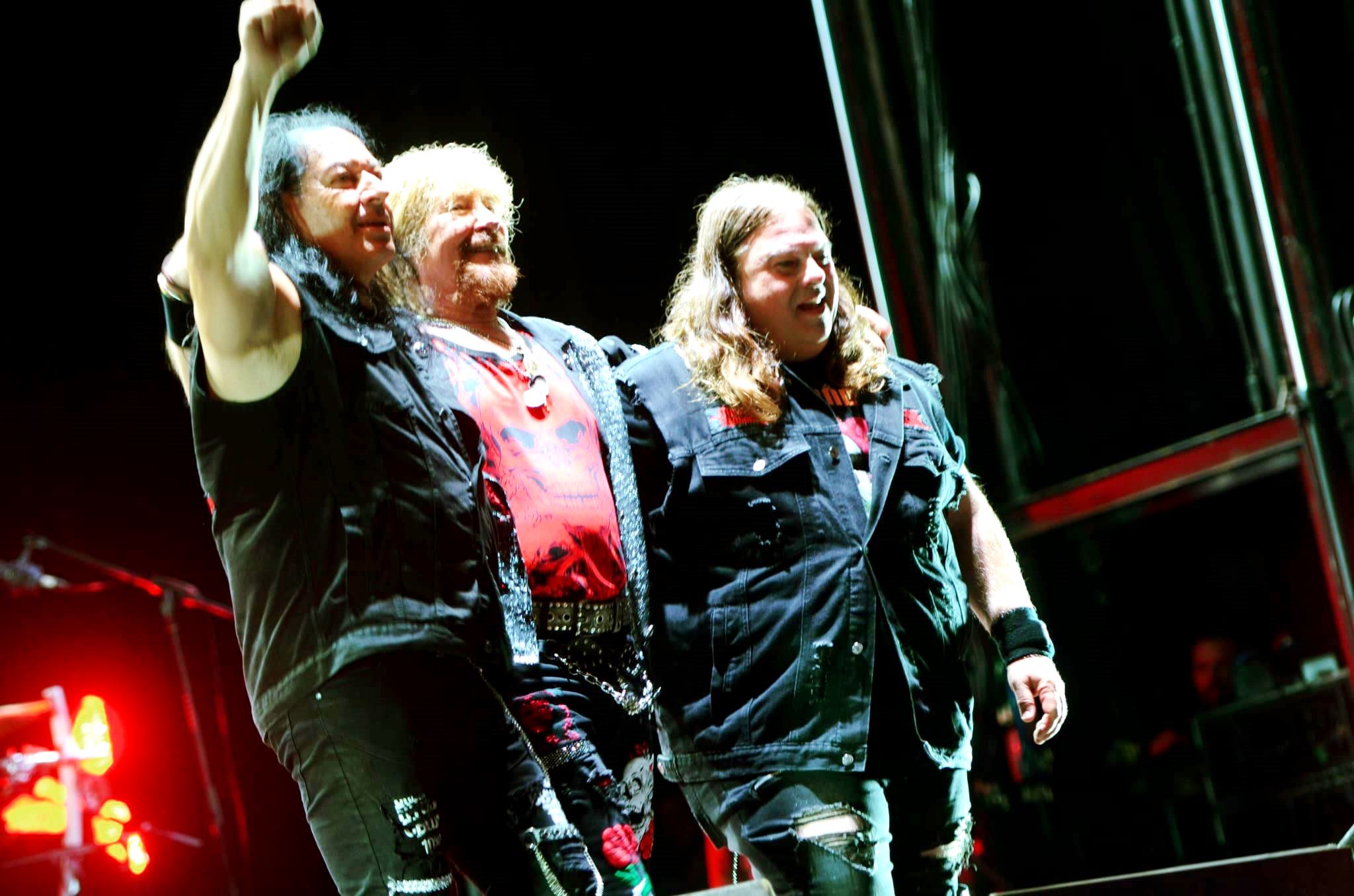 Saludos finales de los tres miembros oficiales, Paco Ventura, Manuel Martínez y Manuel Ibáñez.