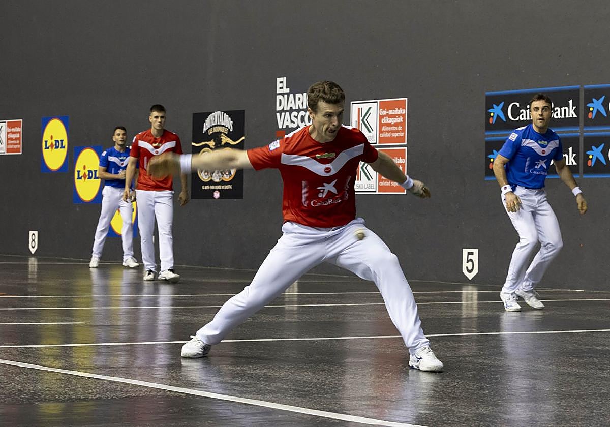 Artola suelta la derecha en el frontón Atano III de San Sebastián.