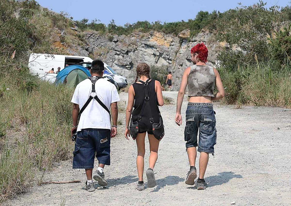 Imagen secundaria 1 - La fiesta ilegal de Cantabria continúa por tercer día consecutivo