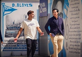 Lucas Boyé y Sergio Fernández conversan antes de la presentación del delantero argentino.