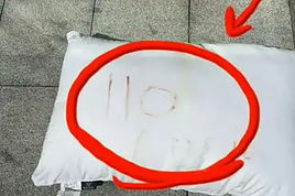 La almohada con el mensaje escrito con sangre de la trabajadora