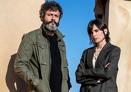 Isak Férriz y la fallecida Verónica Echegui, protagonistas de 'Ciudad de sombras', que Netflix tiene pendiente de estrenar.