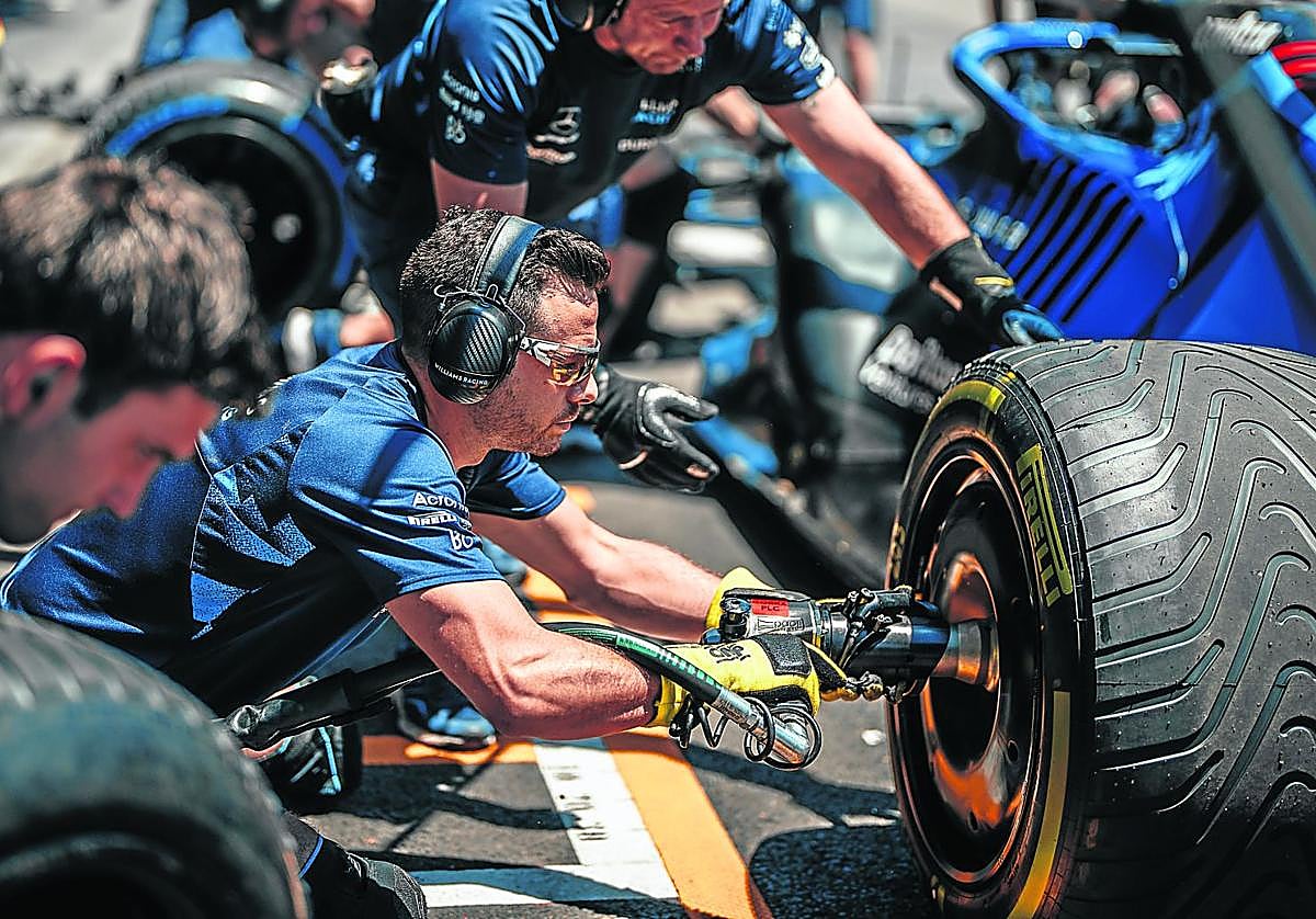 Gorka Nabarte ajusta los tornillos del neumático trasero izquierdo del Williams de Alexander Albon.