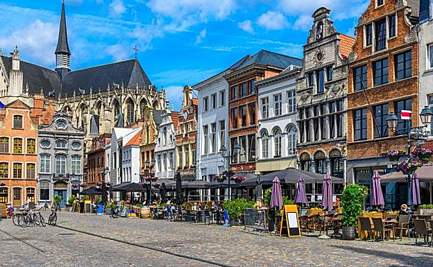 En la Gran Plaza Mayor conviven terrazas y edificios históricos.