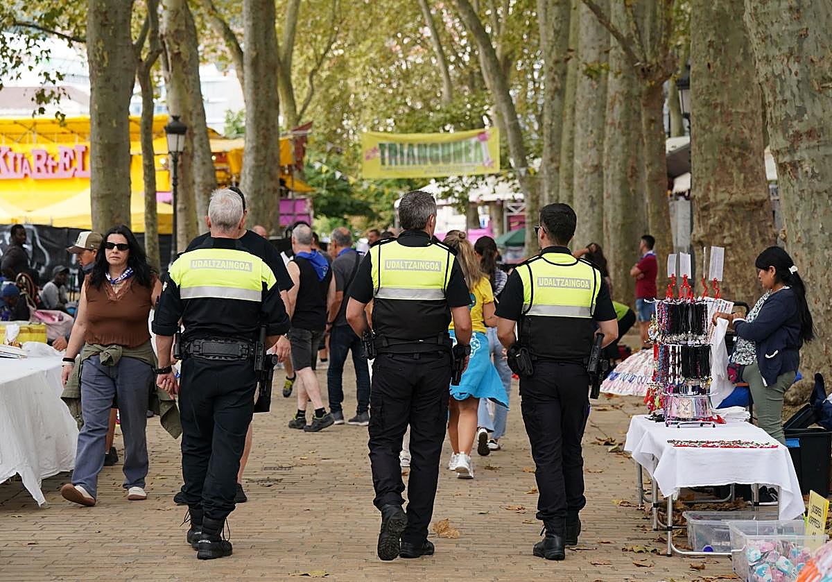 Policía Municipal en el recinto festivo de Aste Nagusia durante el día.