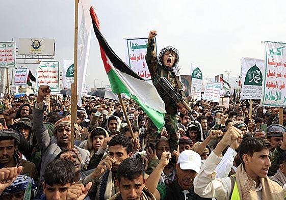 Partidarios hutíes gritan durante una protesta en apoyo al pueblo palestino y contra la campaña militar de Israel en la Franja de Gaza en Saná, Yemen.