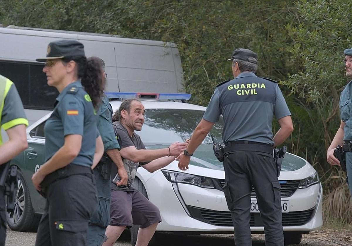 Uno de los participantes en la 'rave', este lunes, con la Guardia Civil.