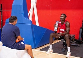 Galbiati charla con Diop.