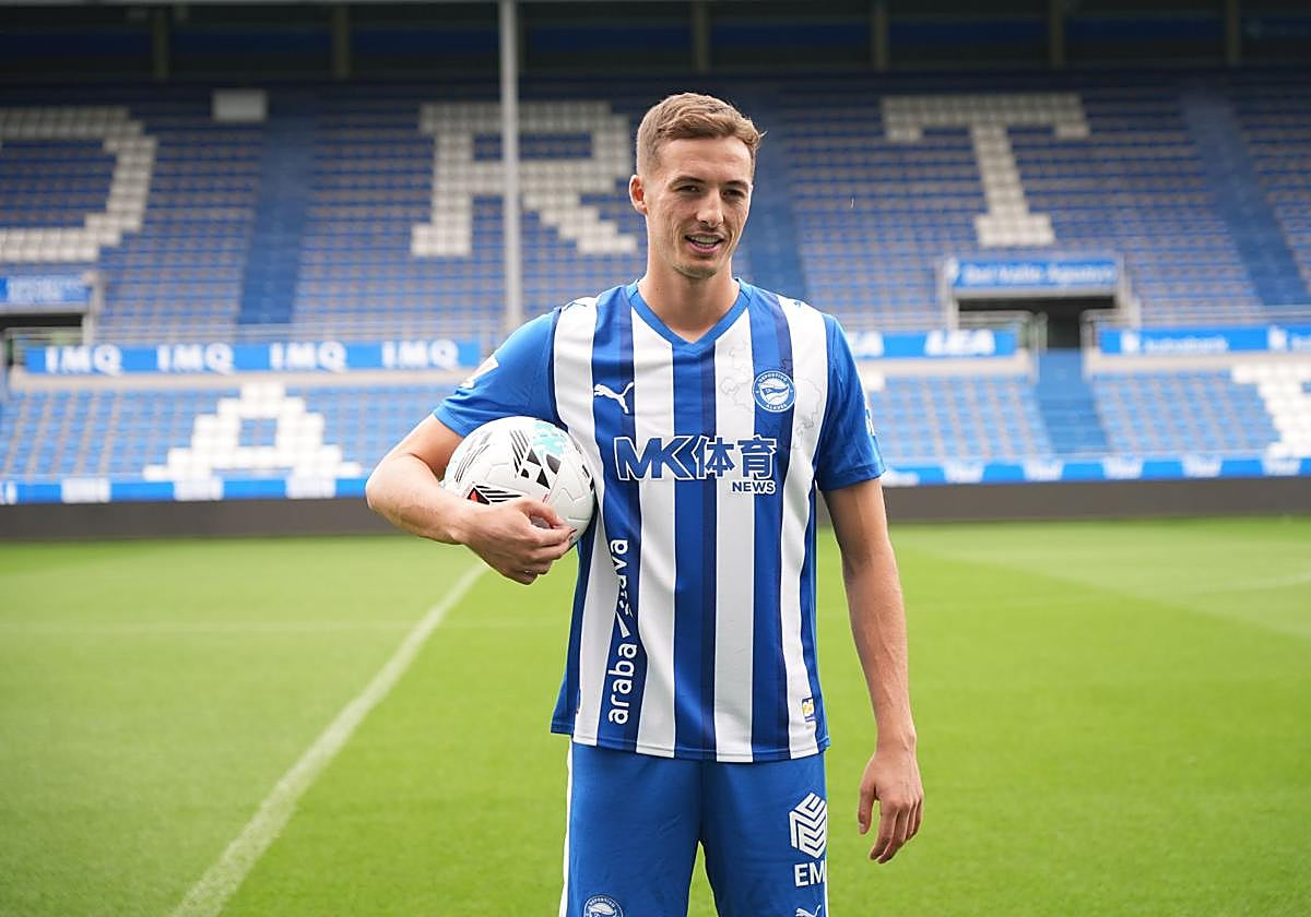 Jon Pacheco posa en el césped de Mendizorroza.