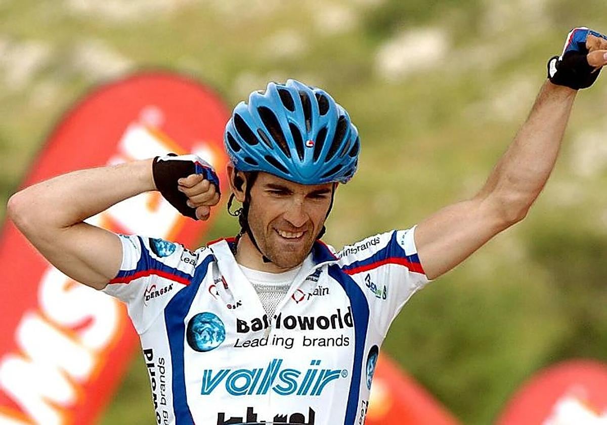 eio Arreitunandia celebrando su triunfo de etapa en el Santuario de Oro en la Euskal Bizikleta en 2006.