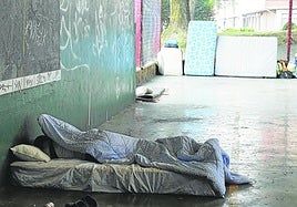 Los trabajadores se limitan a limpiar alrededor de los colchones de las personas sin hogar, porque si intentan retirar los enseres son increpados