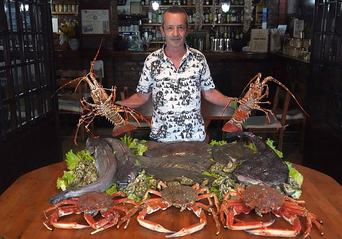 Francisco Javier Martínez Mintegi, Roka, posa con sus triunfos en la mano (lenguados, merluzas para albardar o en salsa verde, el txangurro que sirve en varios tamaños y rodaballos).