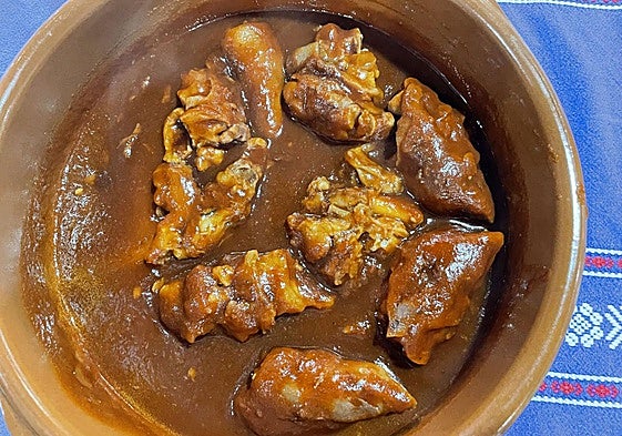 Francisco Javier Martínez Mintegi, Roka, posa con sus triunfos en la mano (lenguados, merluzas para albardar o en salsa verde, el txangurro que sirve en varios tamaños y rodaballos).