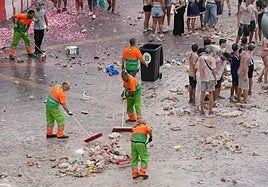 Barrenderos trabajando tras el txupin de la Aste Nagusia.