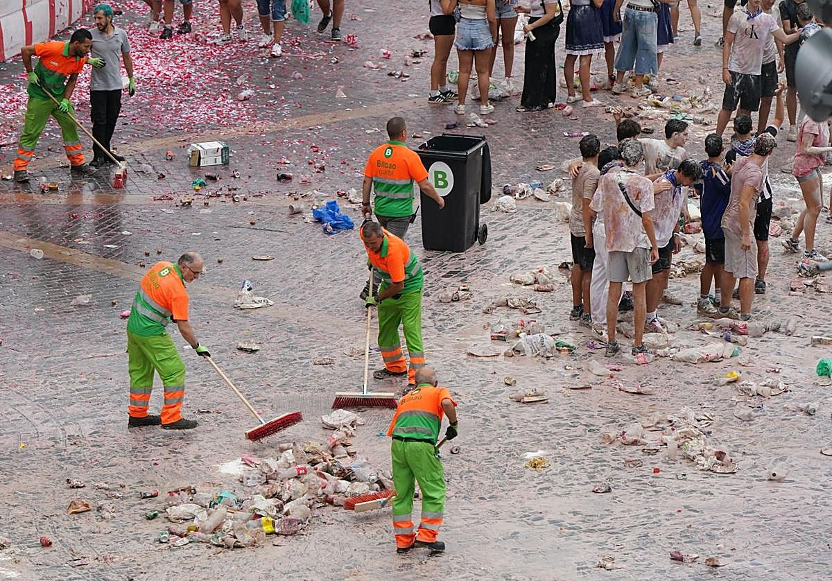Barrenderos trabajando tras el txupin de la Aste Nagusia.