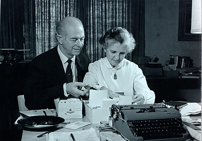 Linus y Ava Helen Pauling en 1957 trabajando en la petición contra las armas nucleares.