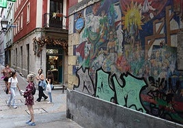Vista actual del mural vandalizado en el cantón Julián Etxebarria, en la esquina con la calle Carnicería Vieja.