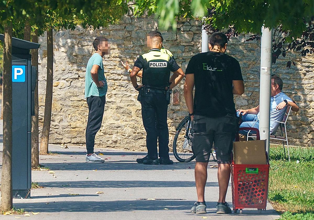 Policías locales negocian con uno de los okupas en presencia de técnicos de Ensanche XXI y de un cerrajero.