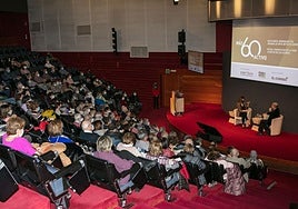 Asistentes al foto 'Más 60 Activo', en una de las salas del Palacio Europa.