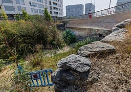 El puente afectado por el incendio se ubica en el paseo de la Ilíada.