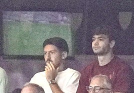 Unai Vencedor (en la izquierda), en el palco de San Mamés el pasado lunes durante el partido ante el Rayo.