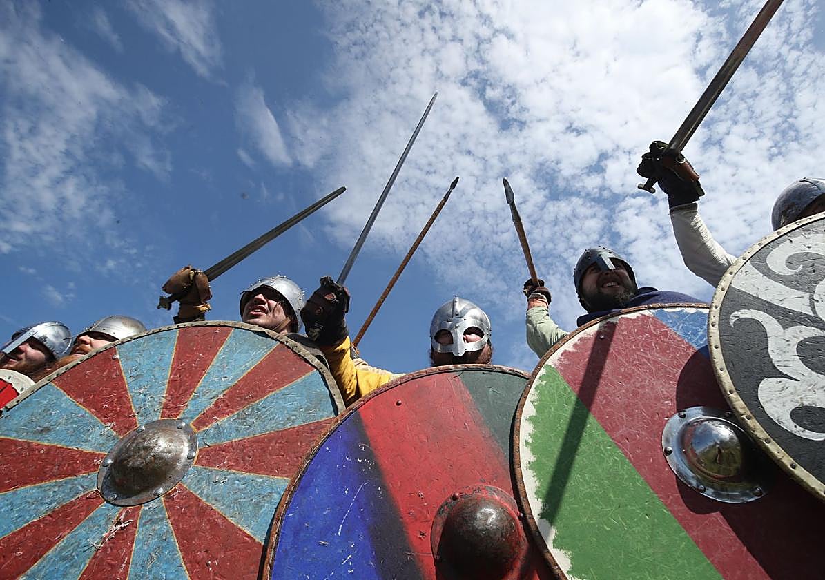 Recreadores caracterizados como vikingos en la Whitby War Weekend de Leed, Reino Unido, en 2019.