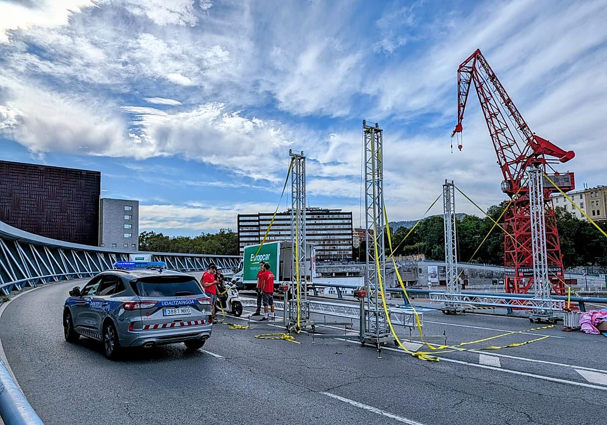 Cortes en el Puente Euskalduna por La Vuelta.