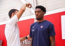 Trent Forrest, durante el reconocimiento médico.