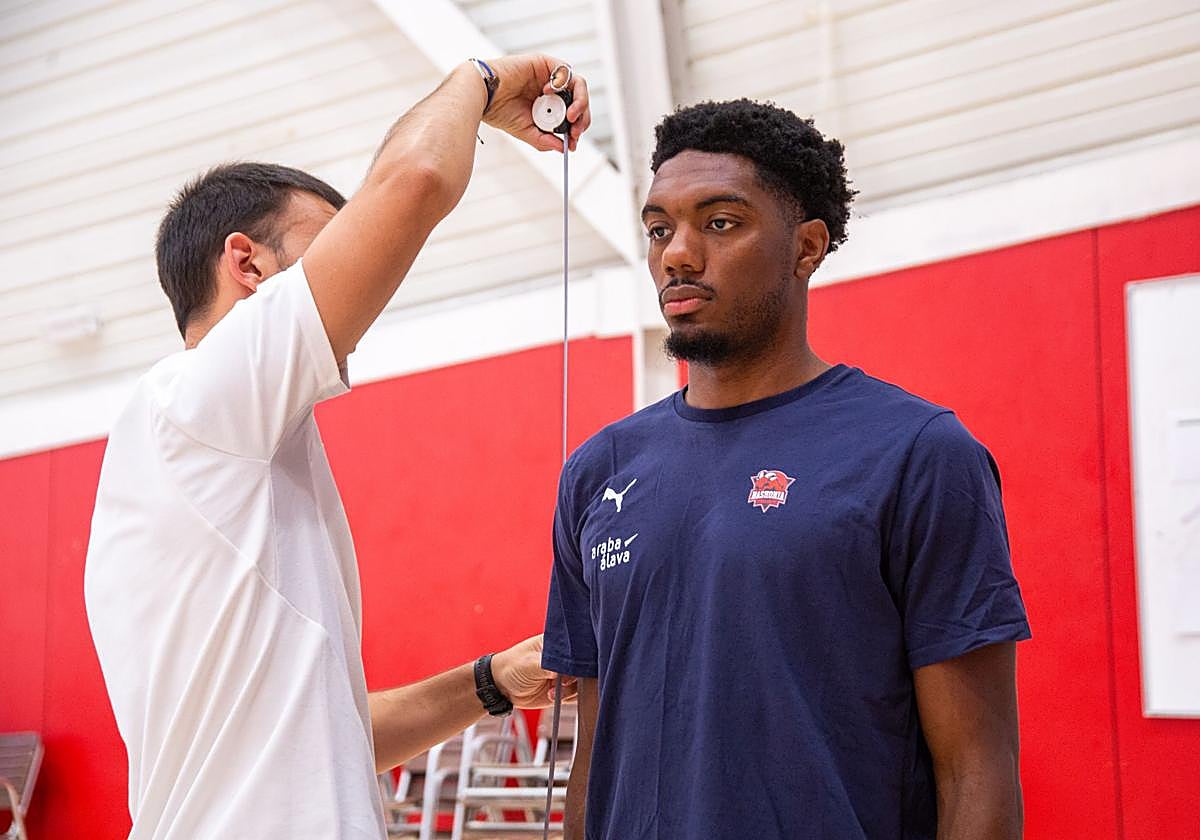 Trent Forrest, durante el reconocimiento médico.