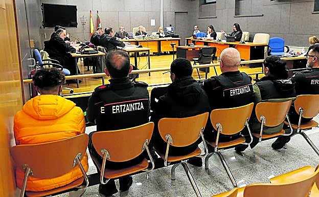 Algunos de los acusados, sentados en el banquillo, con escolta policial, durante el juicio en la Audiencia vizcaína.