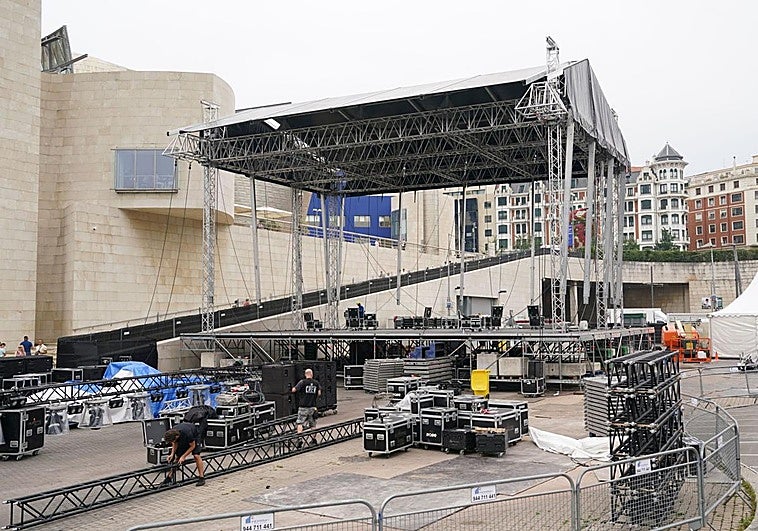 Vista del escenario de Abandoibarra que no se montó a tiempo y obligó a la cancelación del primer concierto de Aste Nagusia.