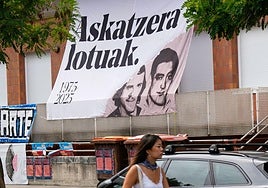 Pancarta en homenaje a los terroristas 'Txiki' y Otaegi en las fiestas de Vitoria.