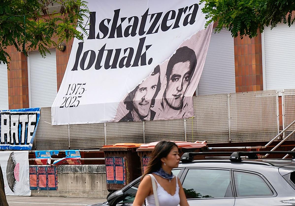 Pancarta en homenaje a los terroristas 'Txiki' y Otaegi en las fiestas de Vitoria.