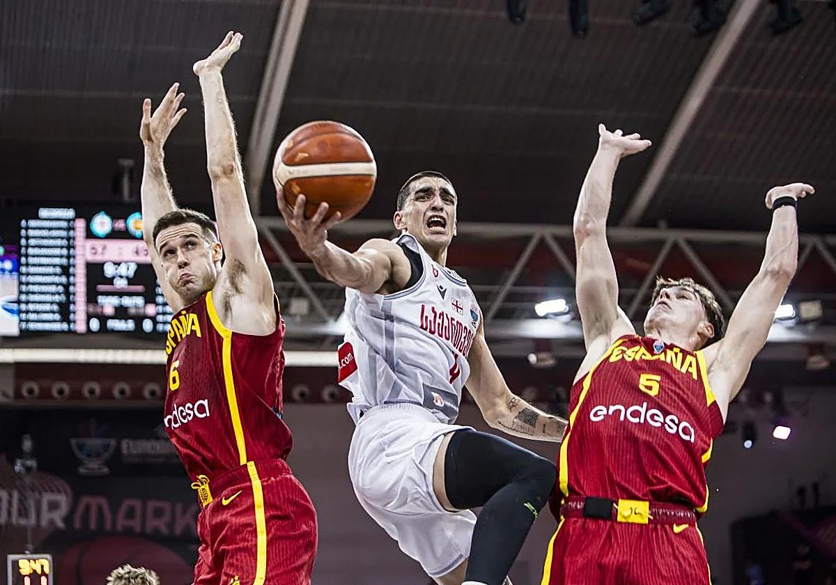 El georgiano Andronikashvili realiza una bandeja ante la defensa de López-Arostegui y Saint-Supery.