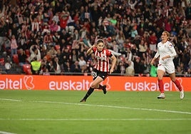 Clara Pinedo celebrando un gol en un partido ante el Sevilla en San Mamés