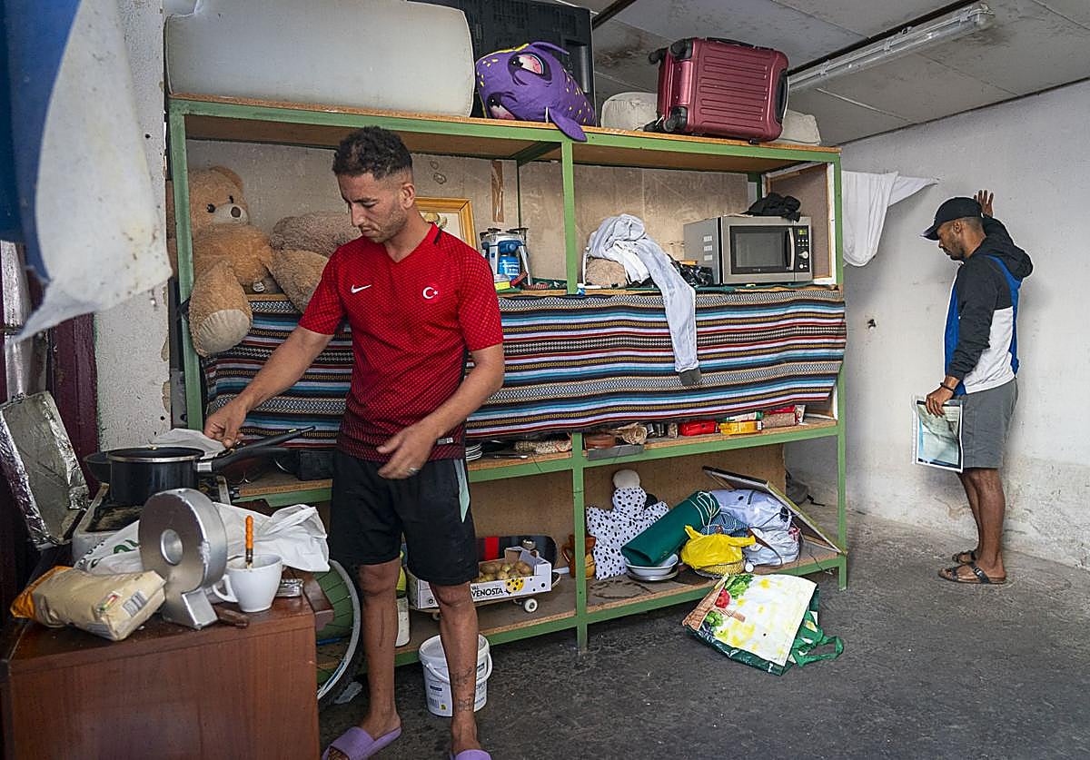 Dos de los okupas que residen en las antiguas cocheras de la fábrica abandonada de URSSA, cuya fecha de derribo aún es una incógnita.