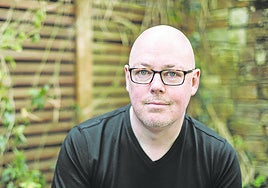 John Boyne, autor de la popular 'El niño con el pijama de rayas', lanza en España 'Una escalera hacia el cielo'.