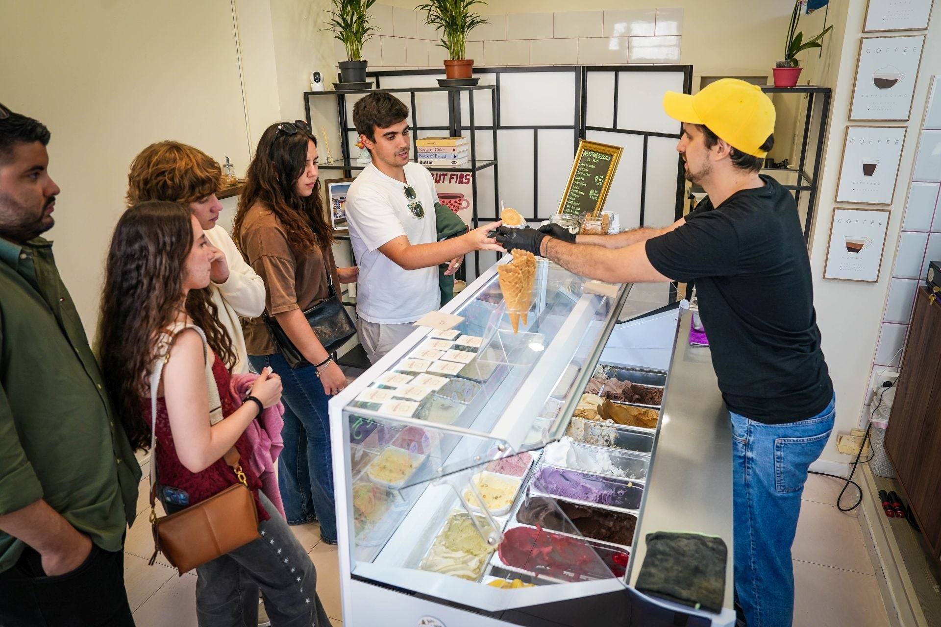 Yahaira y Sebastián, la pareja vasco-argentina que fusiona repostería y helados en su nuevo local de Bilbao