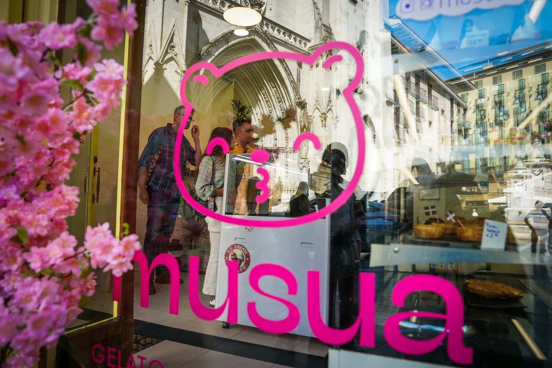 Yahaira y Sebastián, la pareja vasco-argentina que fusiona repostería y helados en su nuevo local de Bilbao