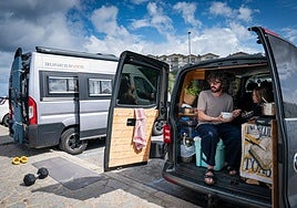 Surfistas y visitantes internacionales pasan los últimos días de agosto el parking de Atxabiribil