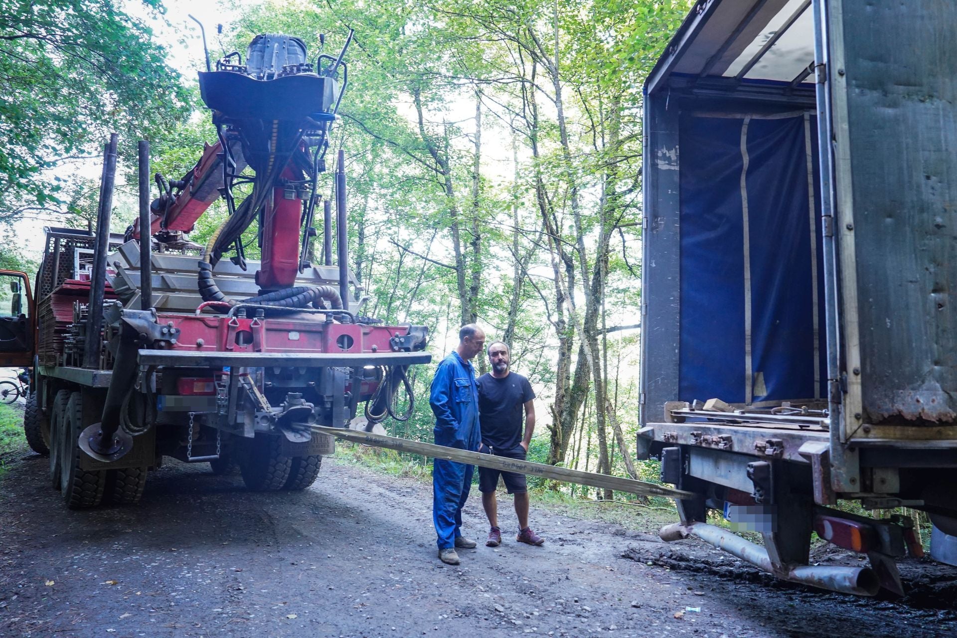 El tráiler que se quedó atrapado en una pista forestal en Orozko