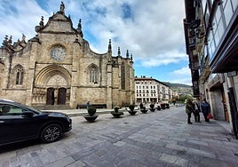 Un hombre le roba el móvil a punta de navaja y le obliga a hacerse un selfie con él en Balmaseda