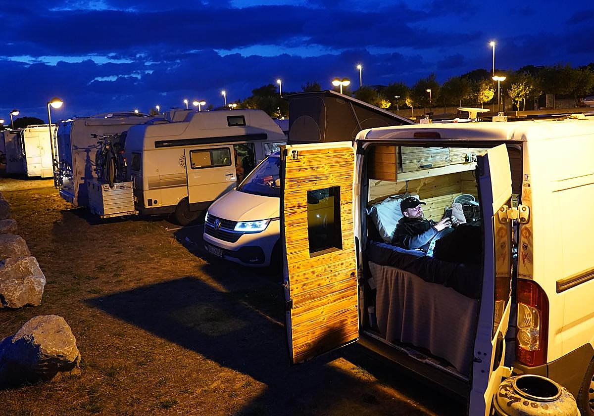 Imagen principal - Los turistas pasan la noche en aparcamientos de Sopela y La Galea