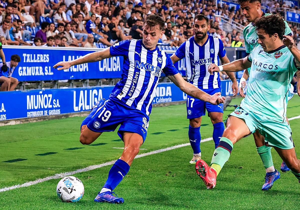 Pablo Ibáñez busca un centro en el primer partido de la temporada.