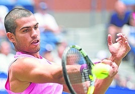 Alcaraz golpea la pelota en el partido ante Luciano Darderi.