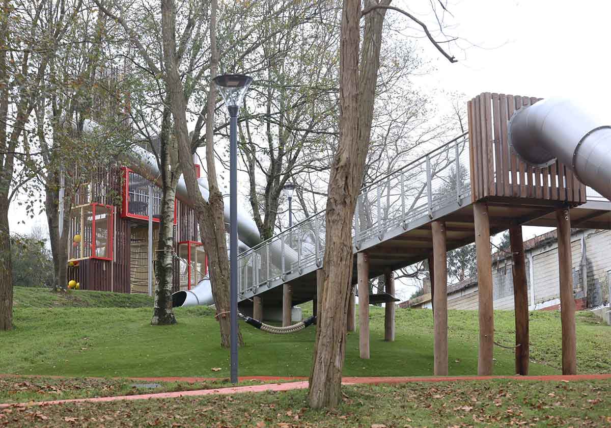Vista de los nuevos columpios en el parque del Encuentro, Arxanda, Bilbao